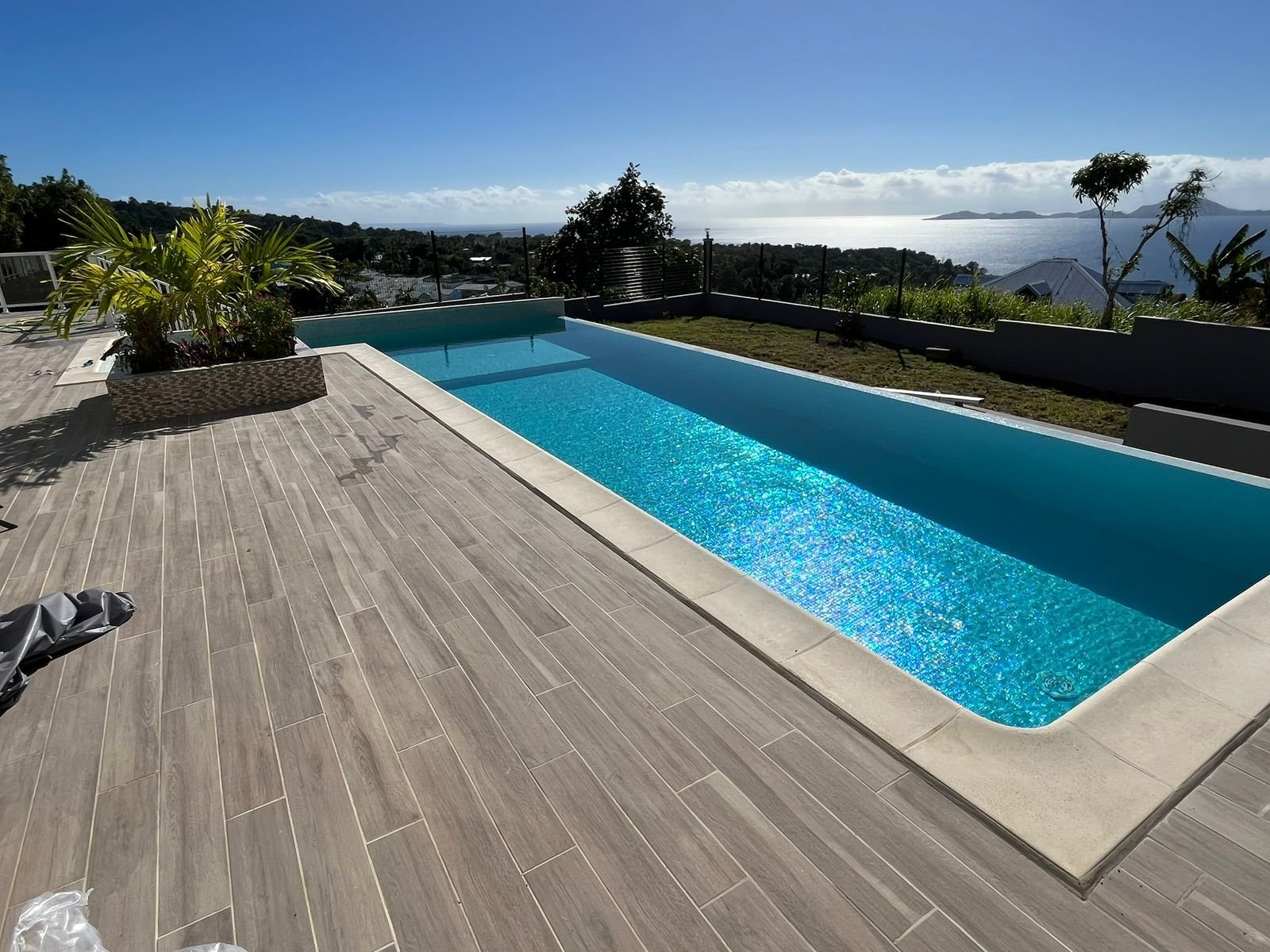 Piscine à débordement avec vue sur la mer en Guadeloupe